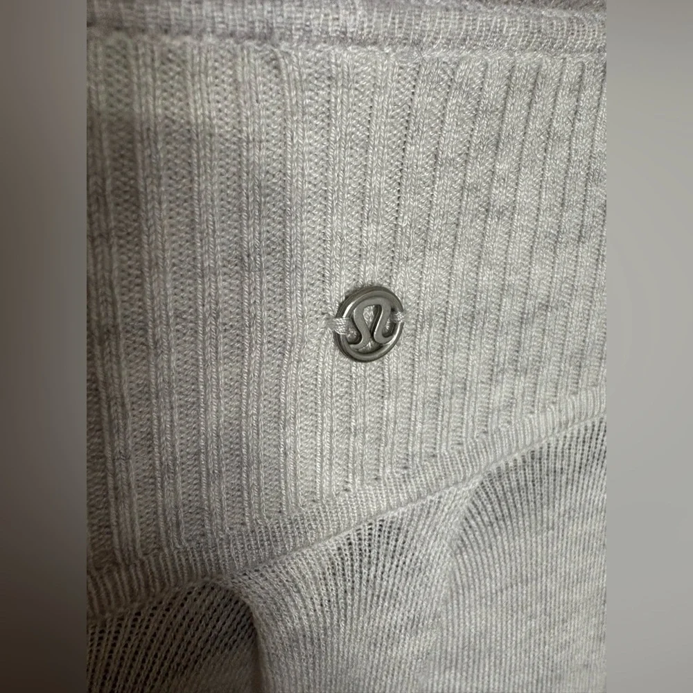 Lululemon Universal Wrap – Size 6 | Light Heather Grey | Cashmere-Blend